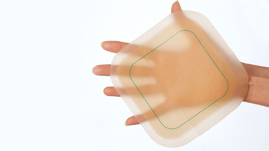 en hånd, der holder en sårbandage