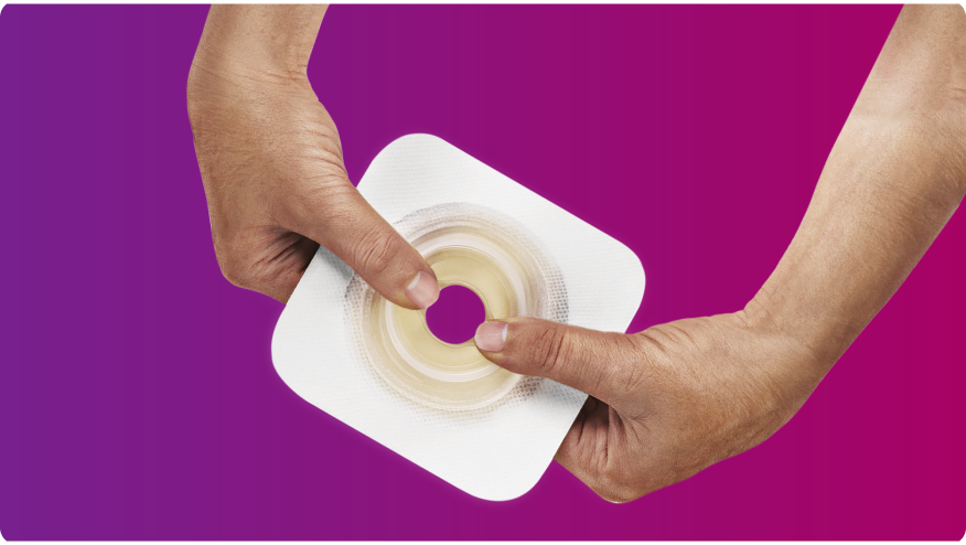 hænder, der holder en byggeplade med Convatec Mouldable Technology