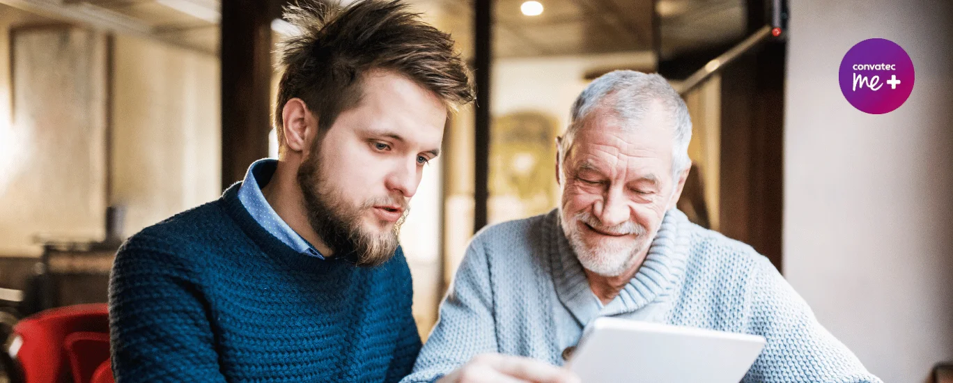 Dwóch mężczyzn czyta tekst z tabletu