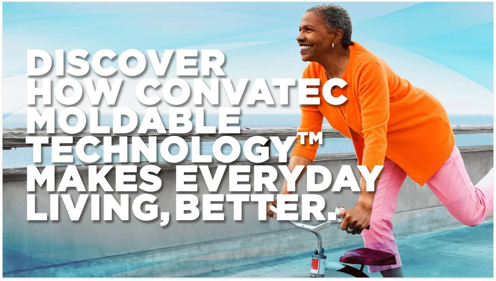 一個穿著橙色襯衫的女人