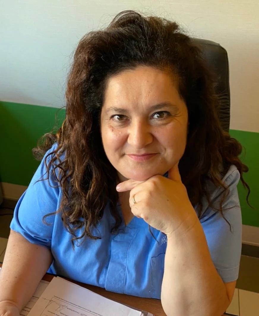 あごに手を当てた女性