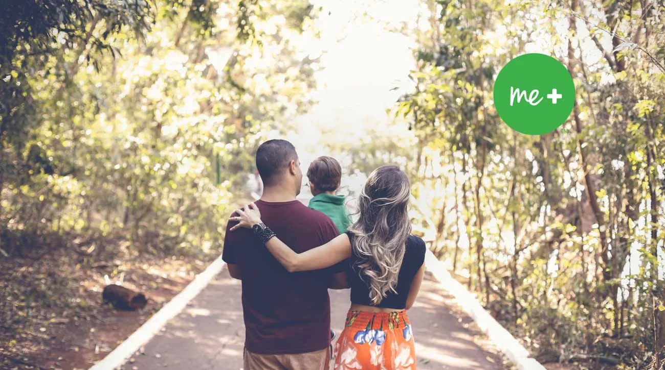 Una familia caminando por un sendero en un parque.