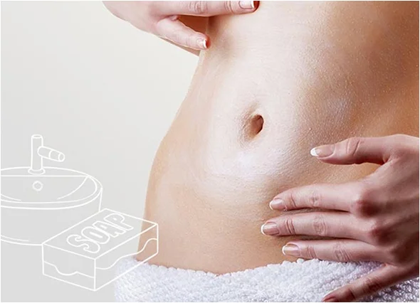 赤ちゃんの頭に触れる女性の手