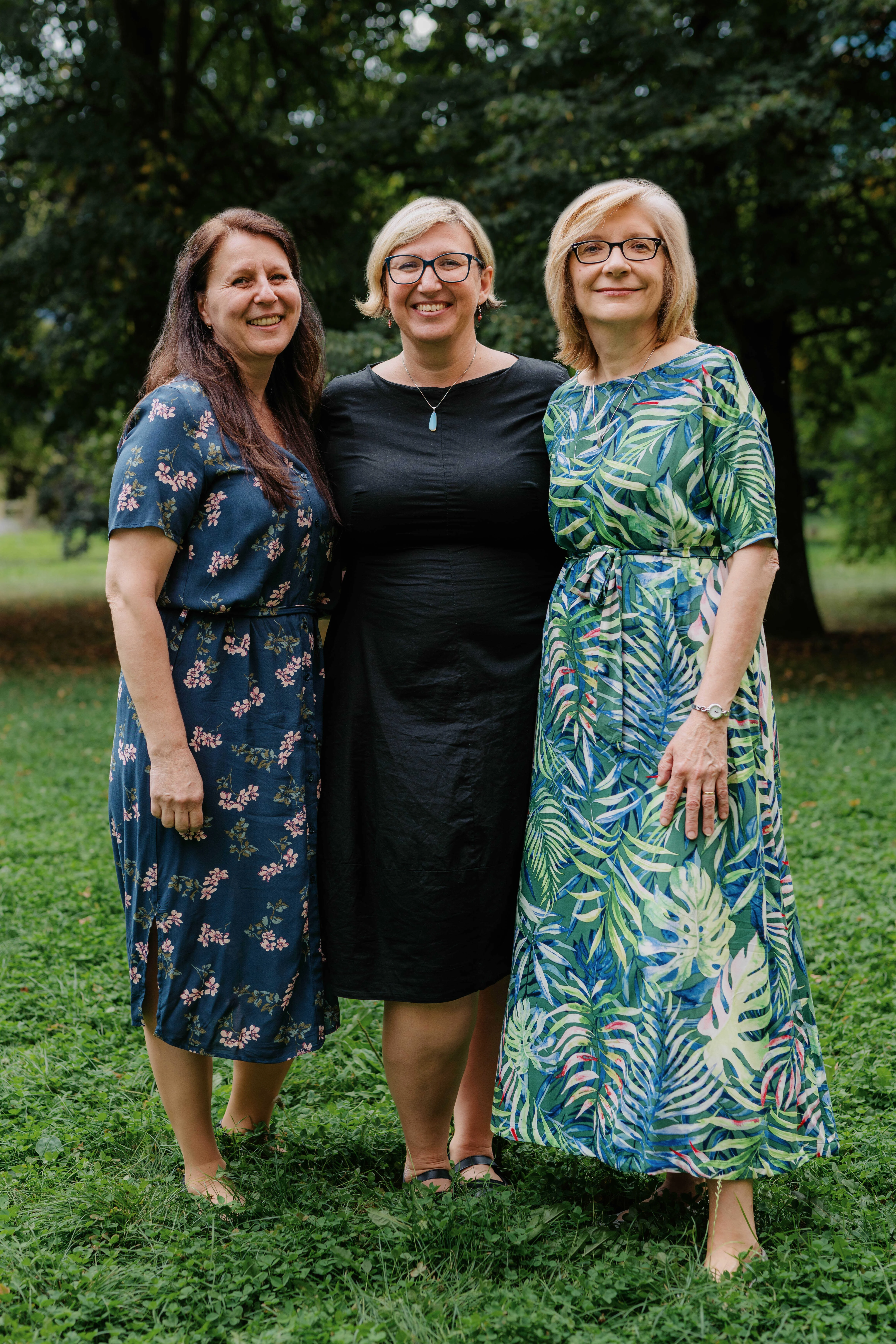 Skupina žen pózujících pro fotografii