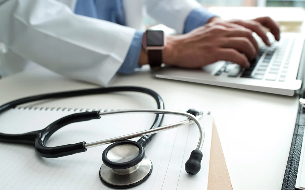 ラップトップで入力している人