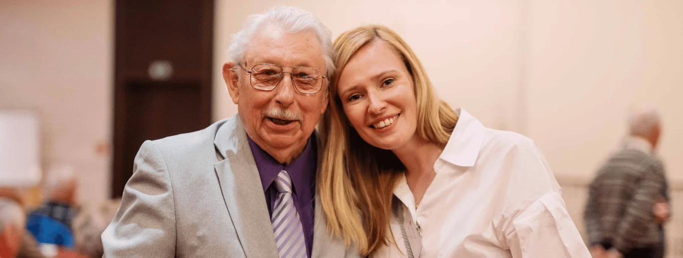 Muž a žena se usmívají