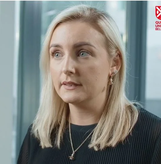 uma mulher com cabelo comprido