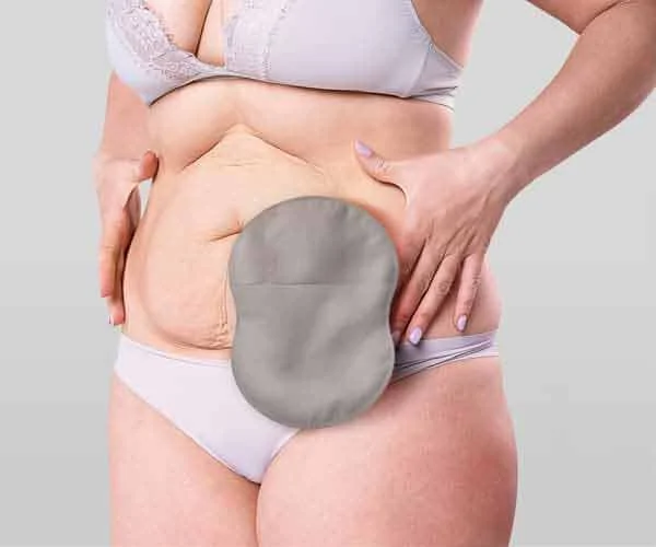 une femme tenant un téléphone