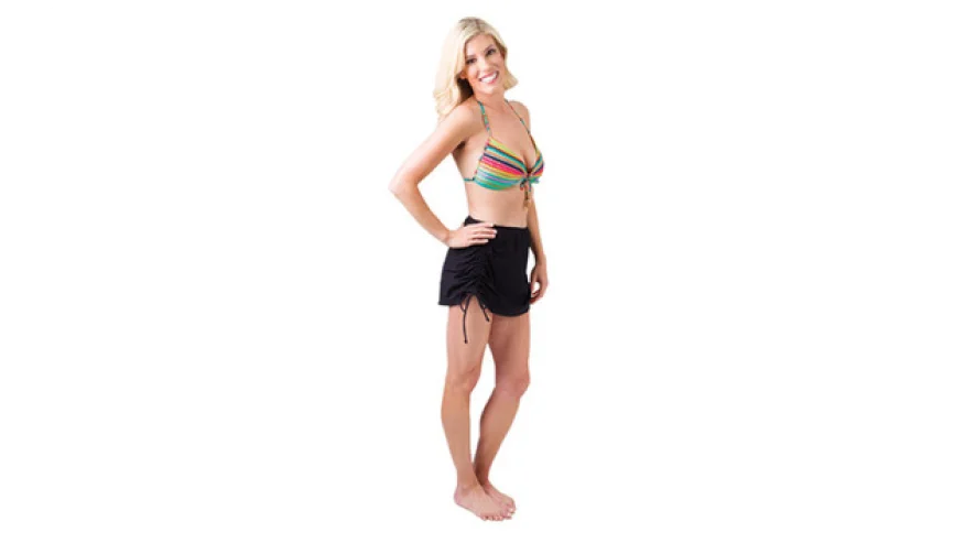 en kvinna som bär ett klädesplagg