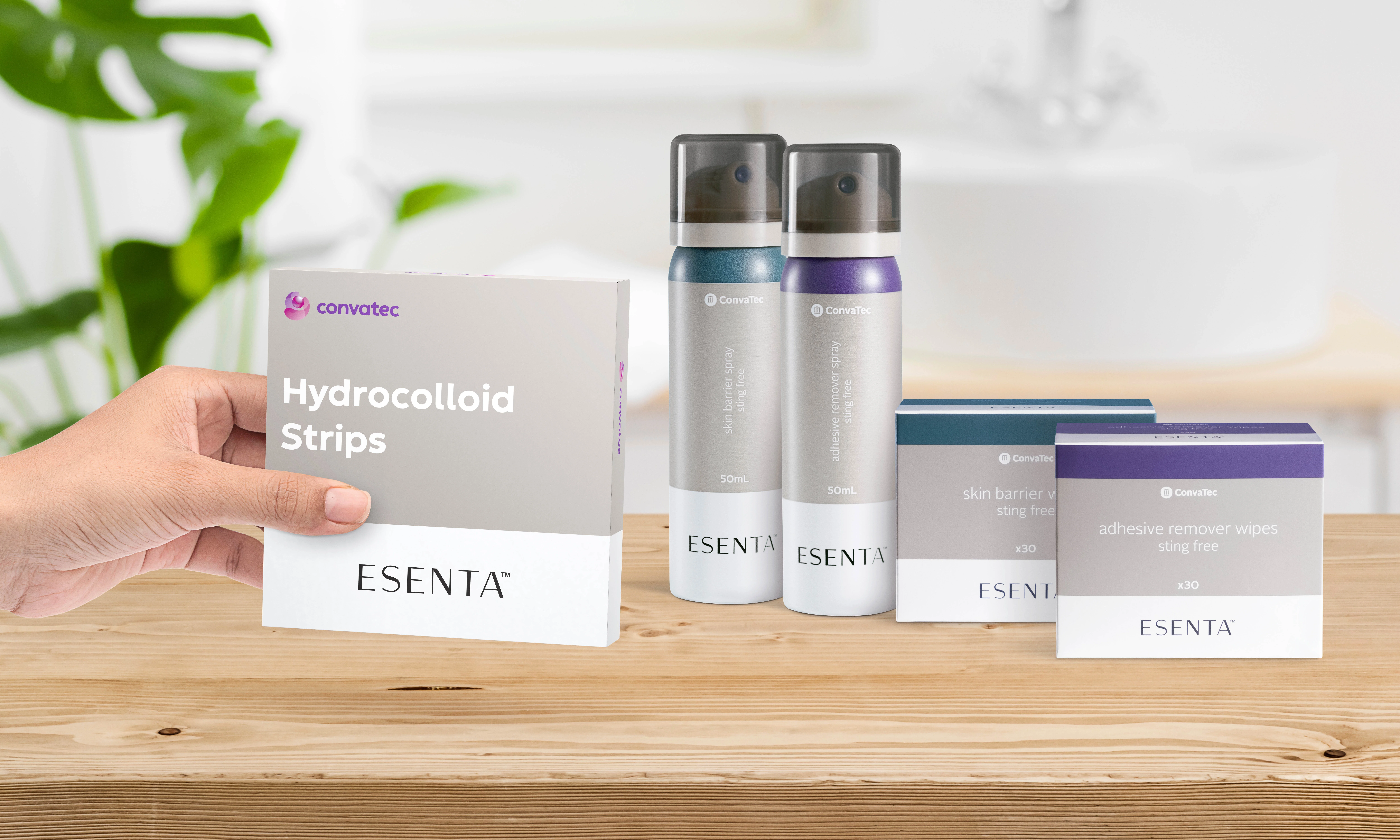 Eine Hand, die eine Produktschachtel hält