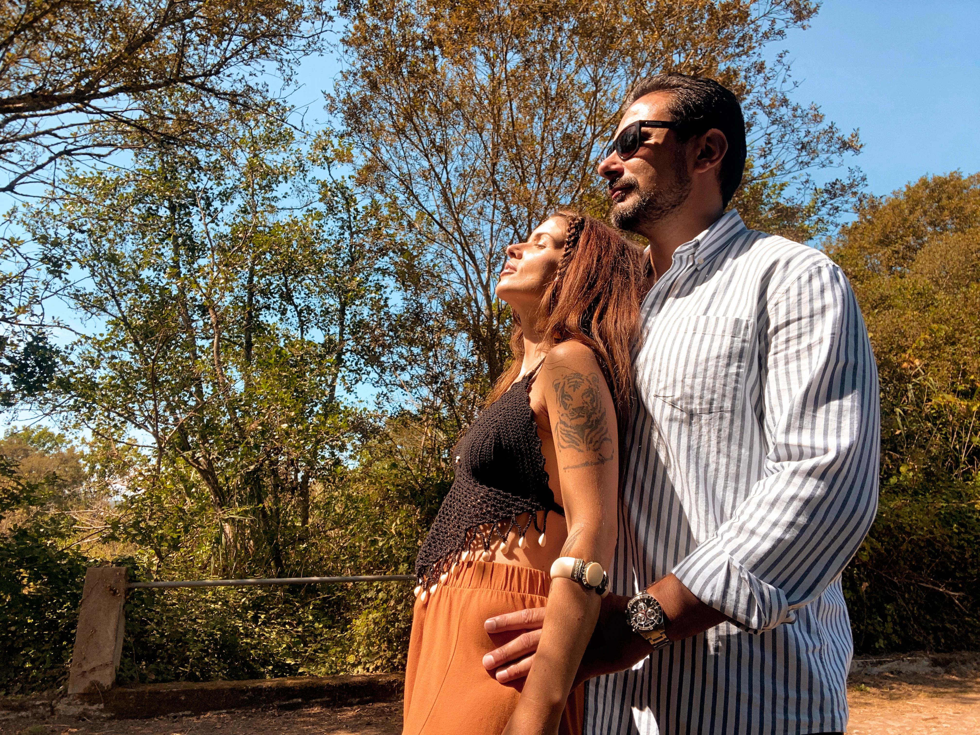 bozkávajúci sa muž a žena