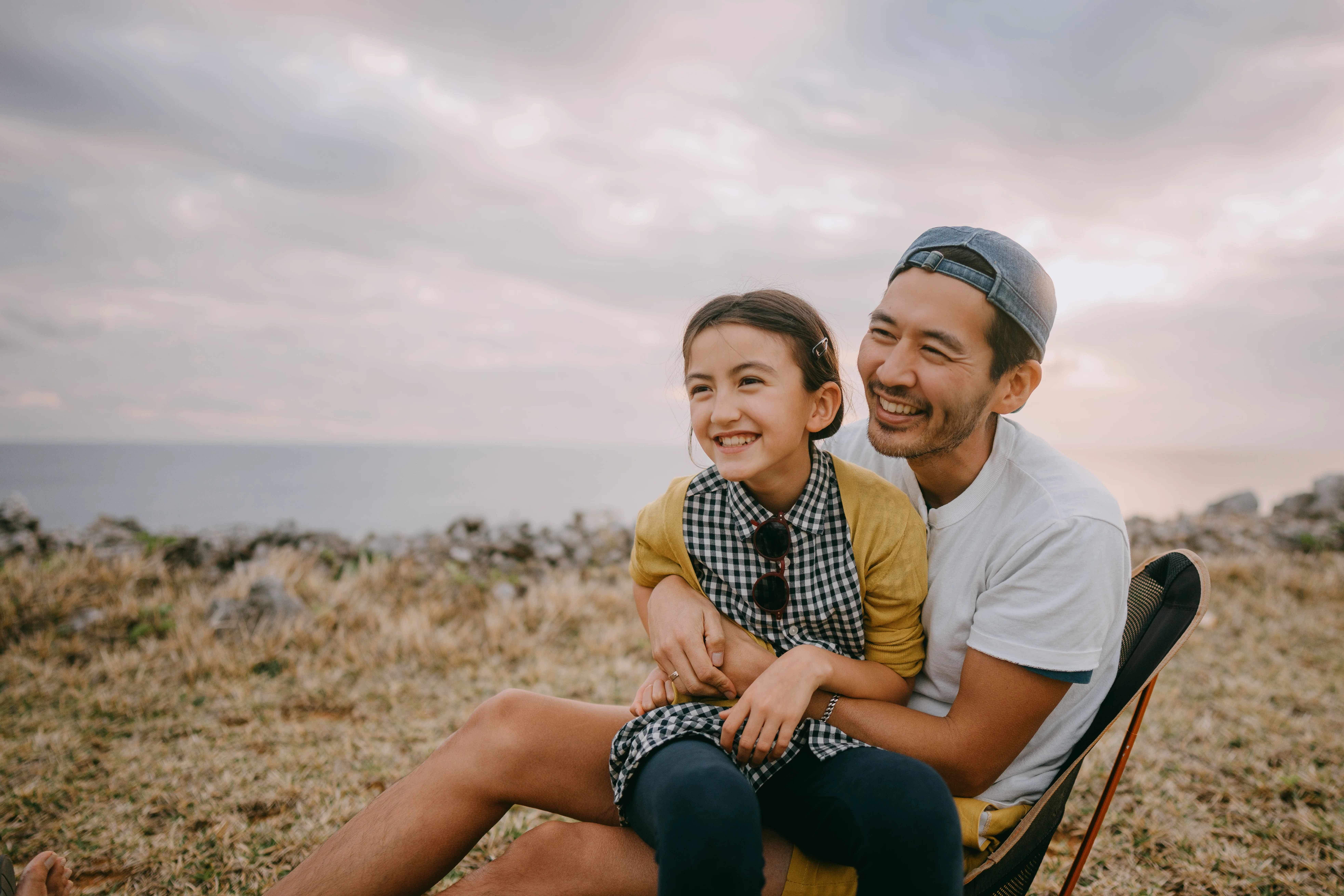 Deux personnes posant à l’extérieur