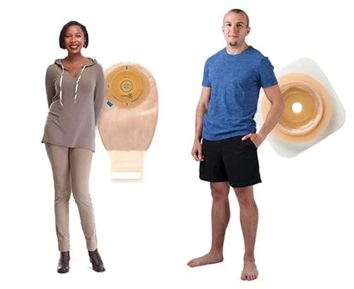 Ein Mann und eine Frau halten einen Esteem™ + One-Piece Moldable Drainable Pouch und eine formbare Hautbarriere mit Natura Durahesive Akkordeonflansch.