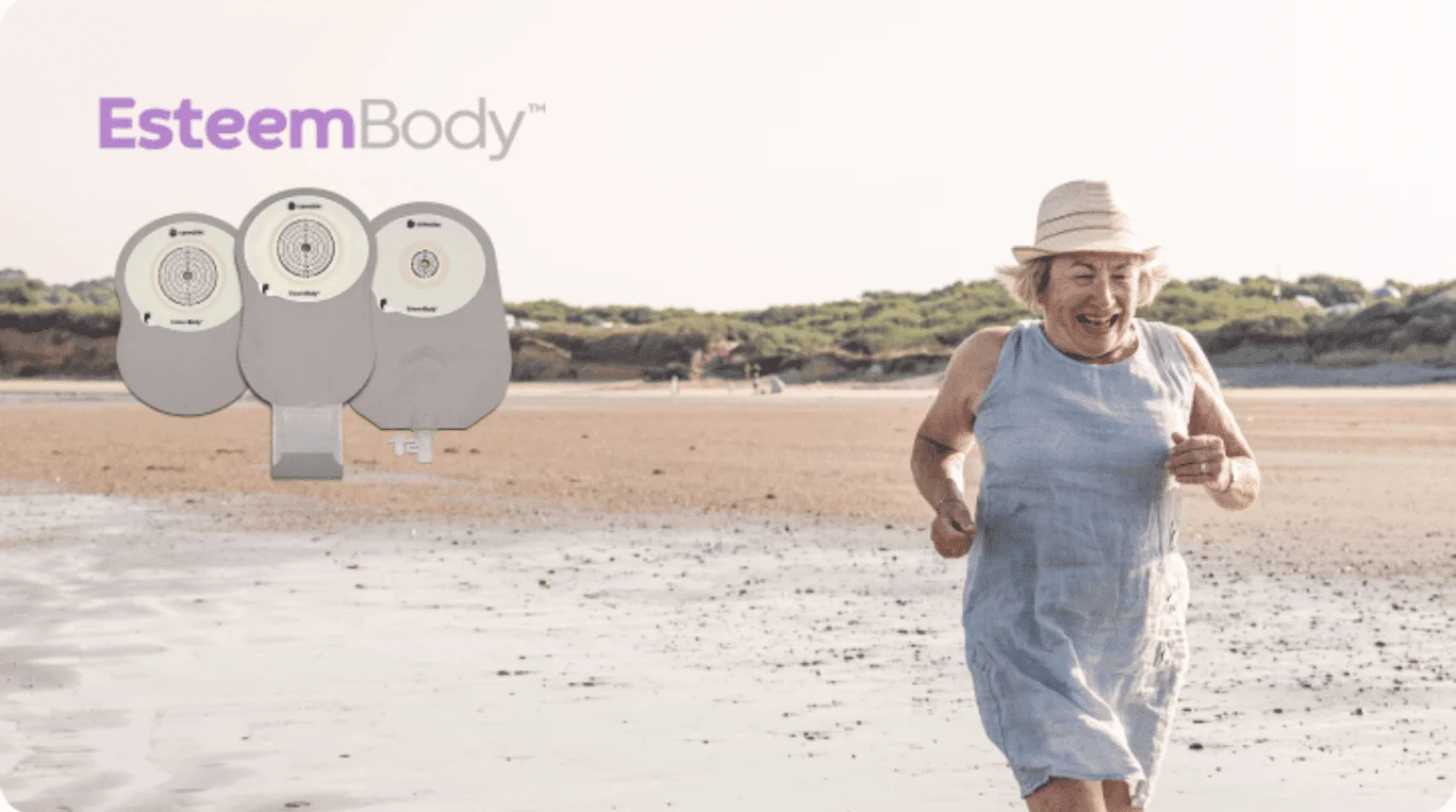 Eine Person, die einen Hut trägt und einen Haufen großer Blöcke in der Hand hält