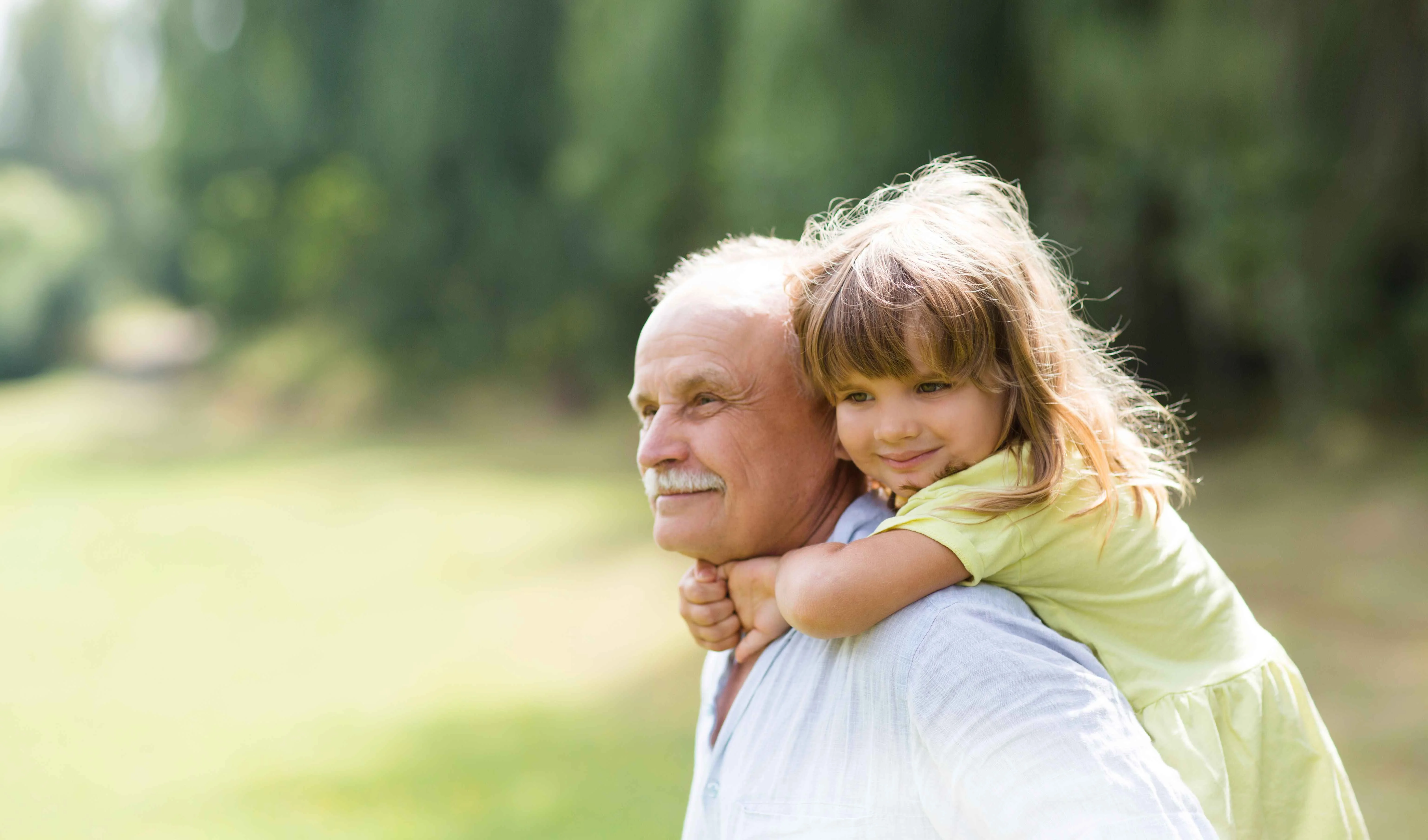 en person, der holder en baby