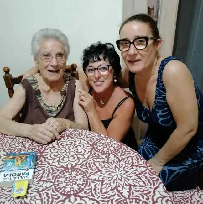 Tre persone abbracciate