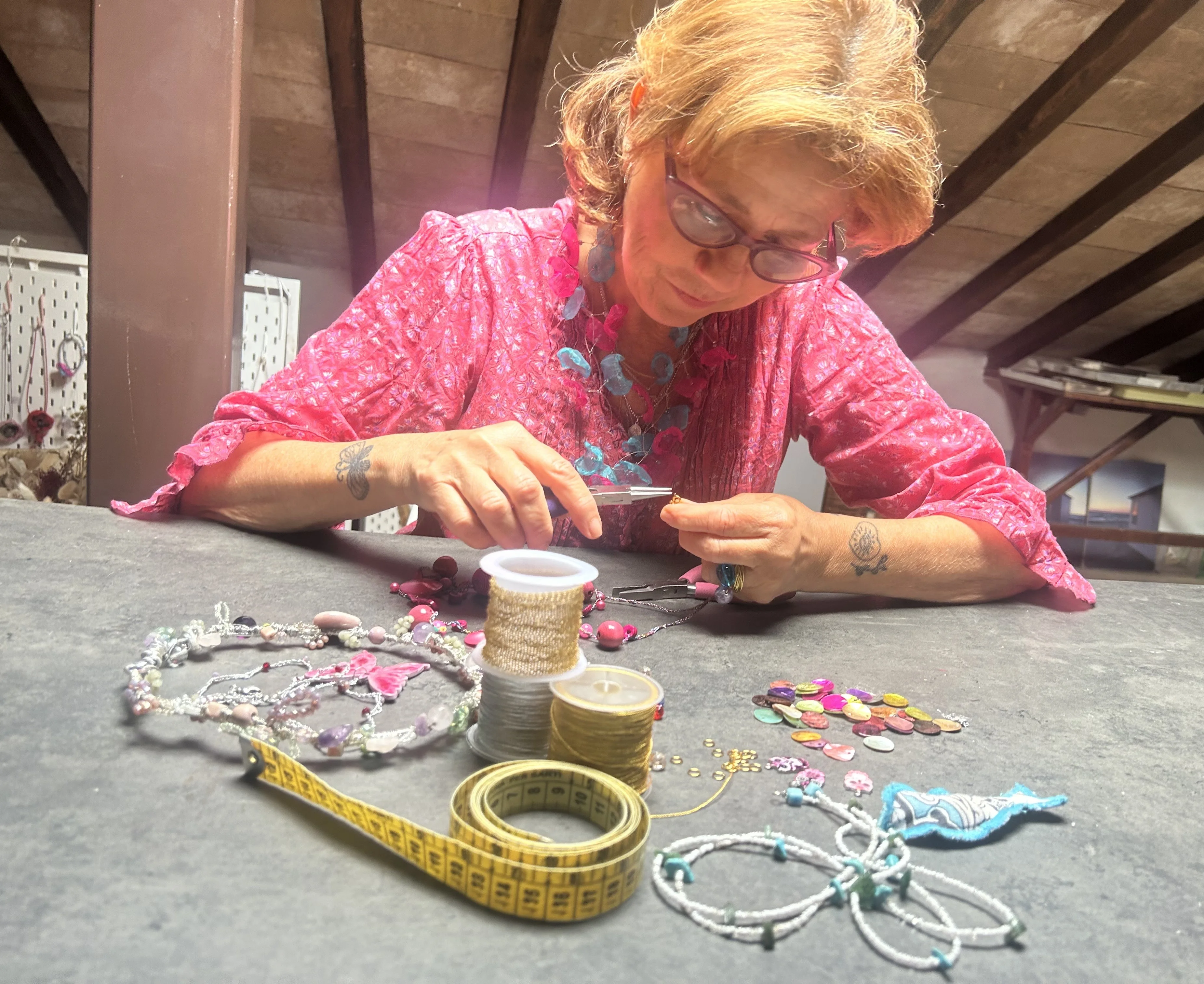 una persona che lavora a un progetto