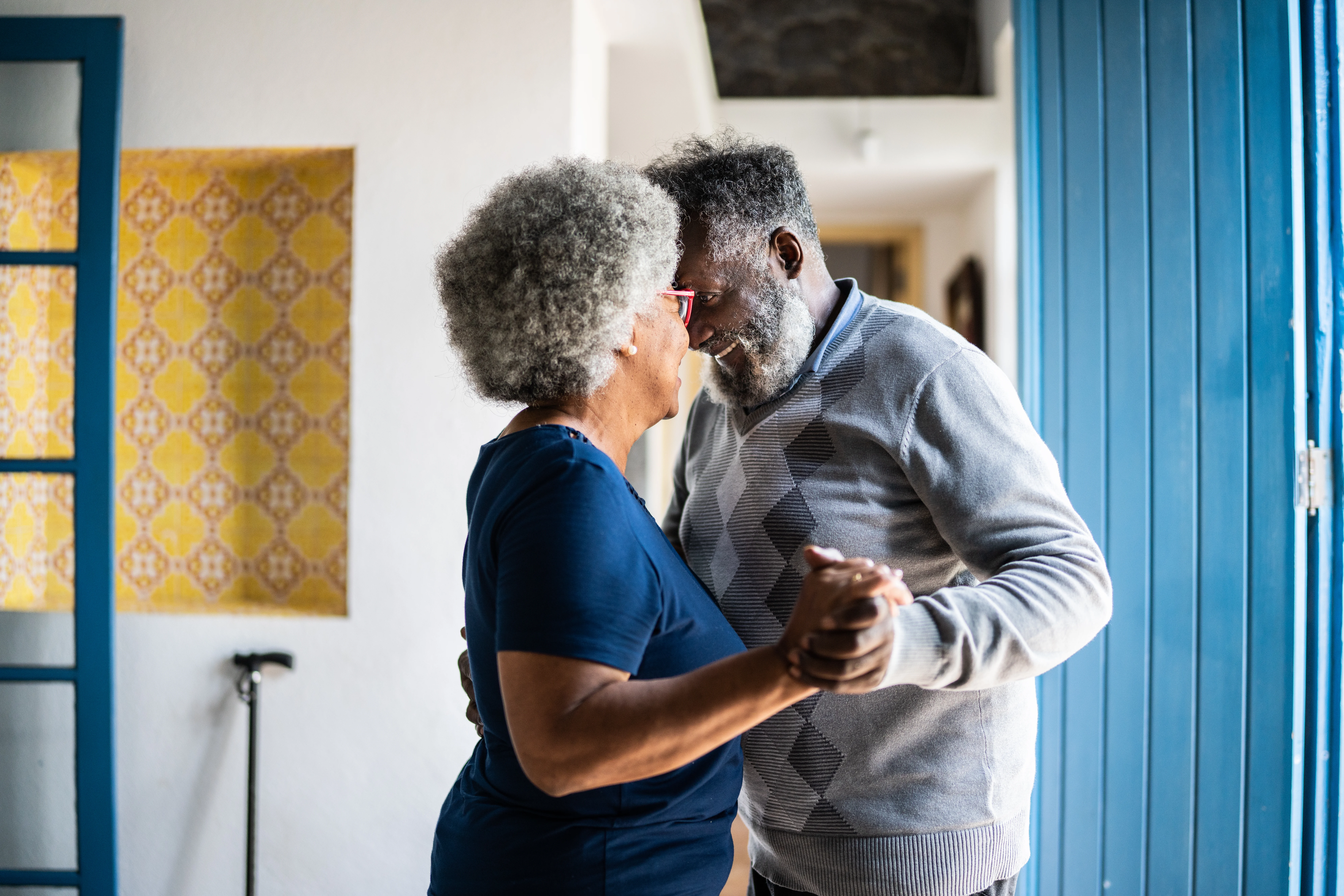 un hombre y una mujer besándose