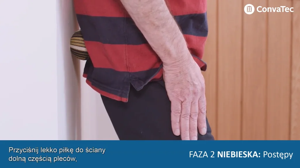 osoba ubrana w czerwono-czarną koszulę w paski