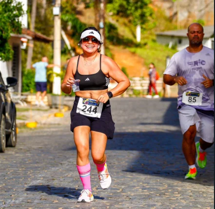 A liberdade da corrida de rua usando a bolsa de estomia