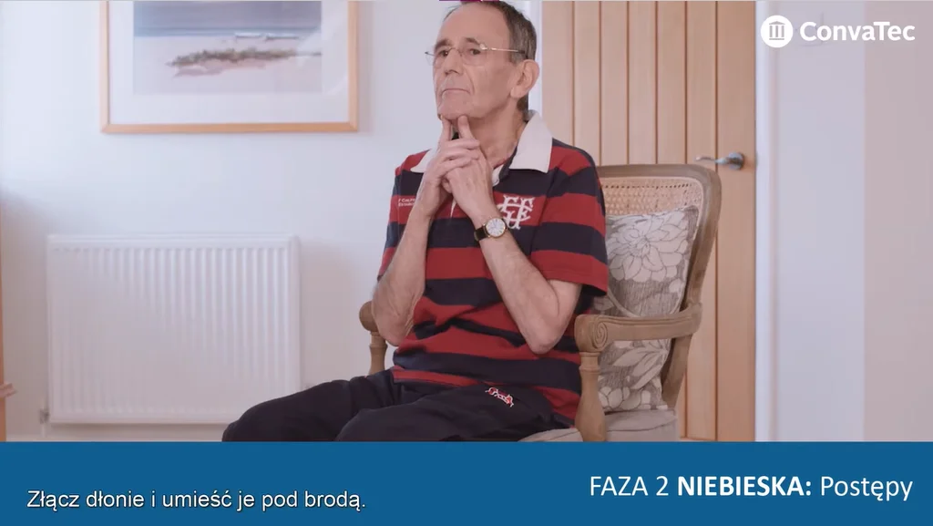 osoba siedząca na krześle