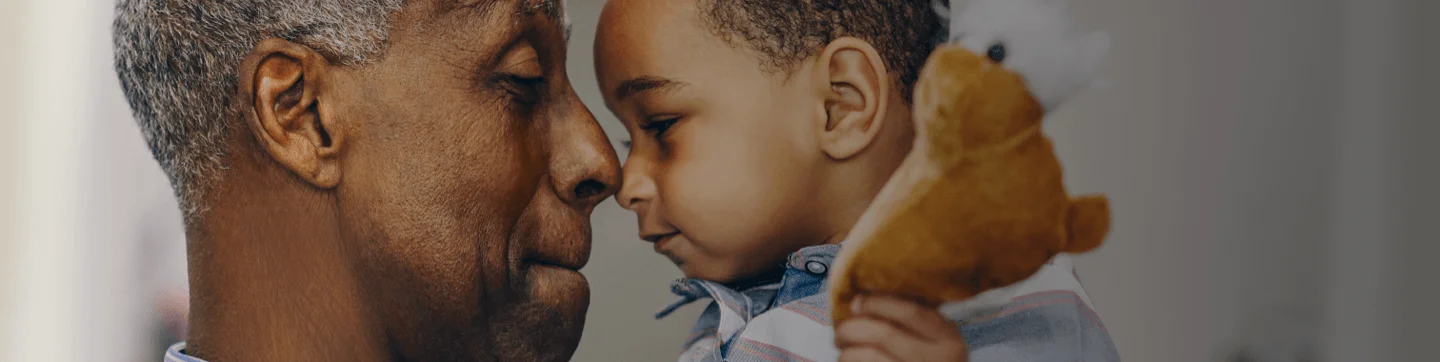um homem segurando um bebê