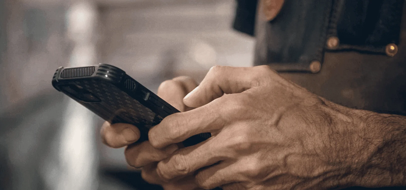 osoba trzymająca telefon komórkowy