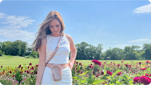 Žena v stomickom vrecku na poli